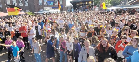 So feiern die Fans beim Public Viewing in Ostfriesland - Bild 6