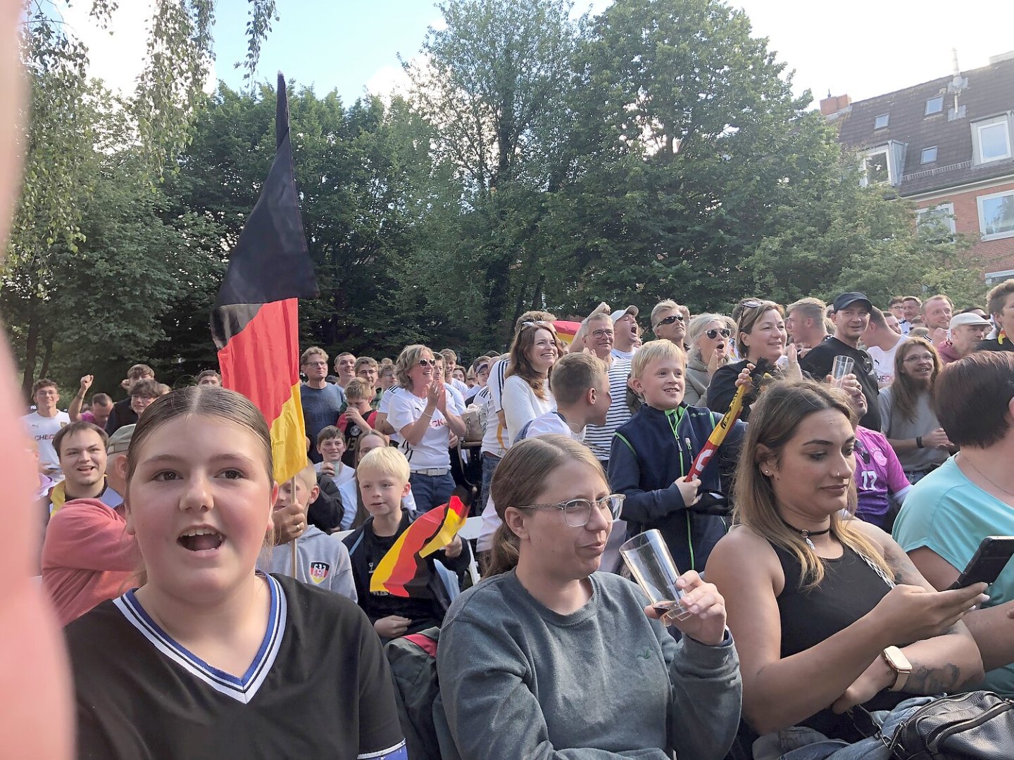 So feiern die Fans beim Public Viewing in Ostfriesland - Bild 9