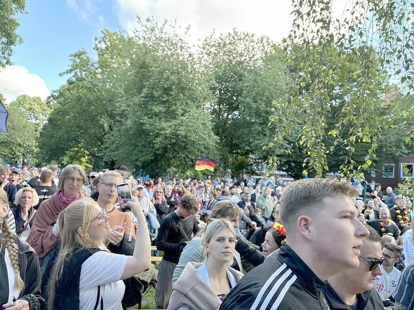 So feiern die Fans beim Public Viewing in Ostfriesland - Bild 10