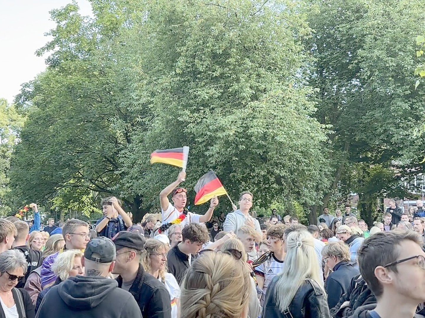 So feiern die Fans beim Public Viewing in Ostfriesland - Bild 15