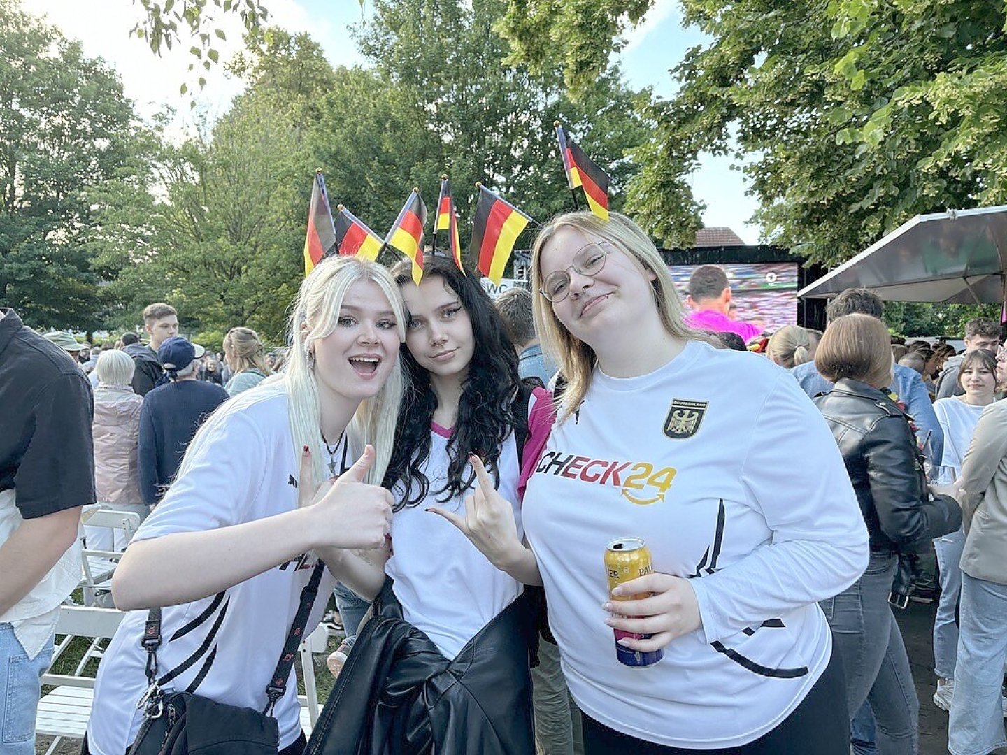 So feiern die Fans beim Public Viewing in Ostfriesland - Bild 16