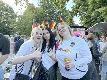 So feiern die Fans beim Public Viewing in Ostfriesland - Bild 16