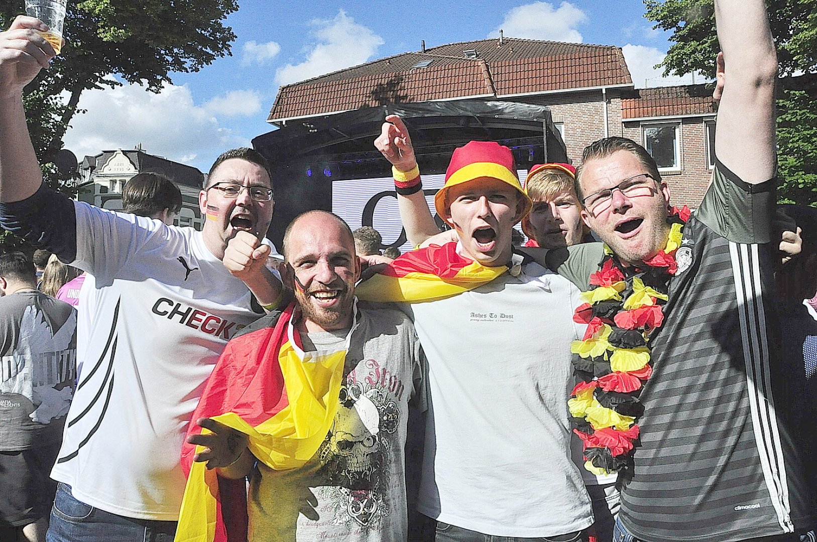 So feiern die Fans beim Public Viewing in Ostfriesland - Bild 17