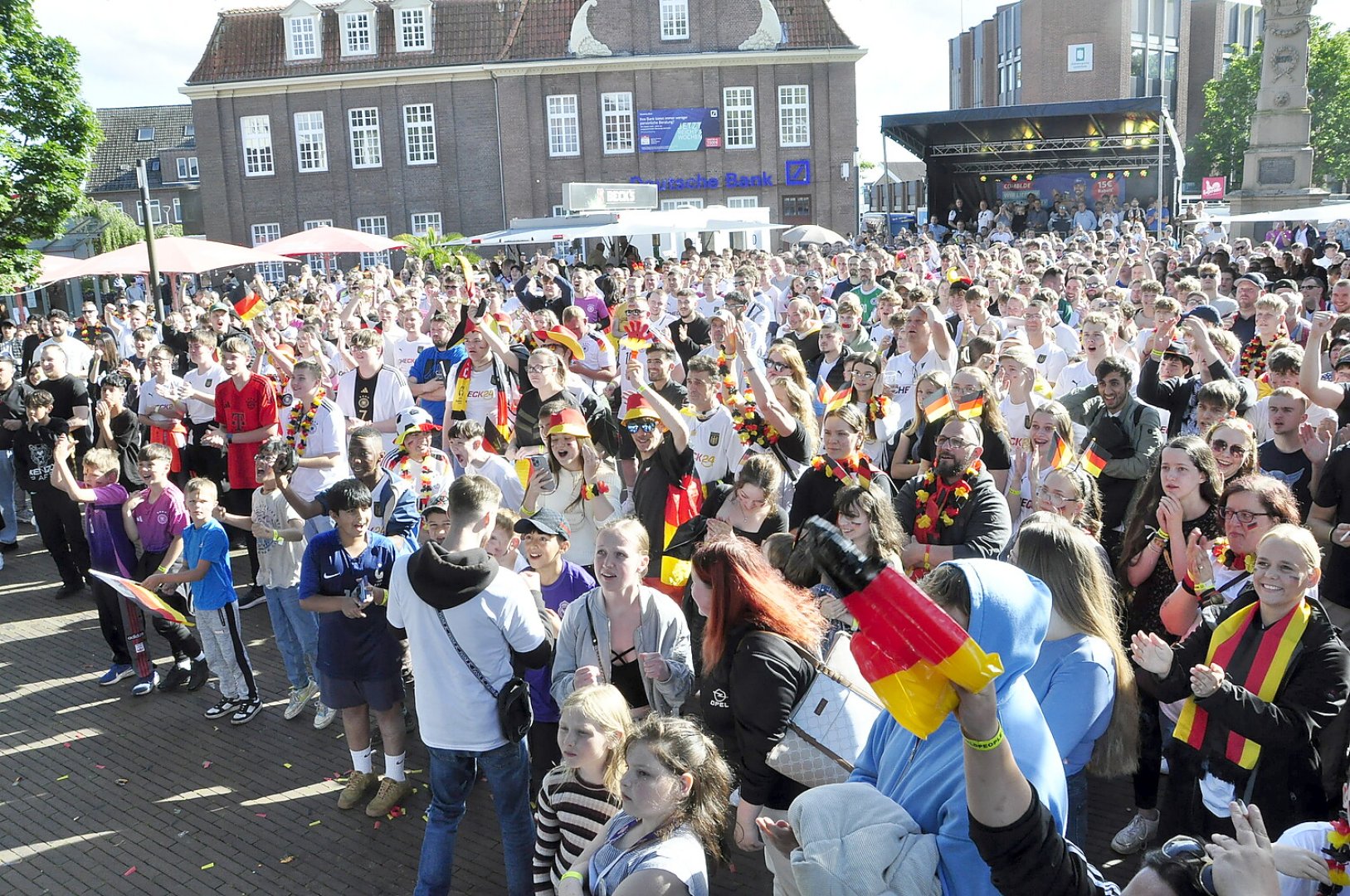 So feiern die Fans beim Public Viewing in Ostfriesland - Bild 21