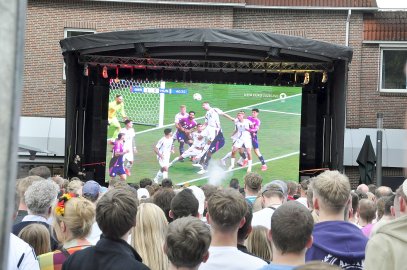 So feiern die Fans beim Public Viewing in Ostfriesland - Bild 24