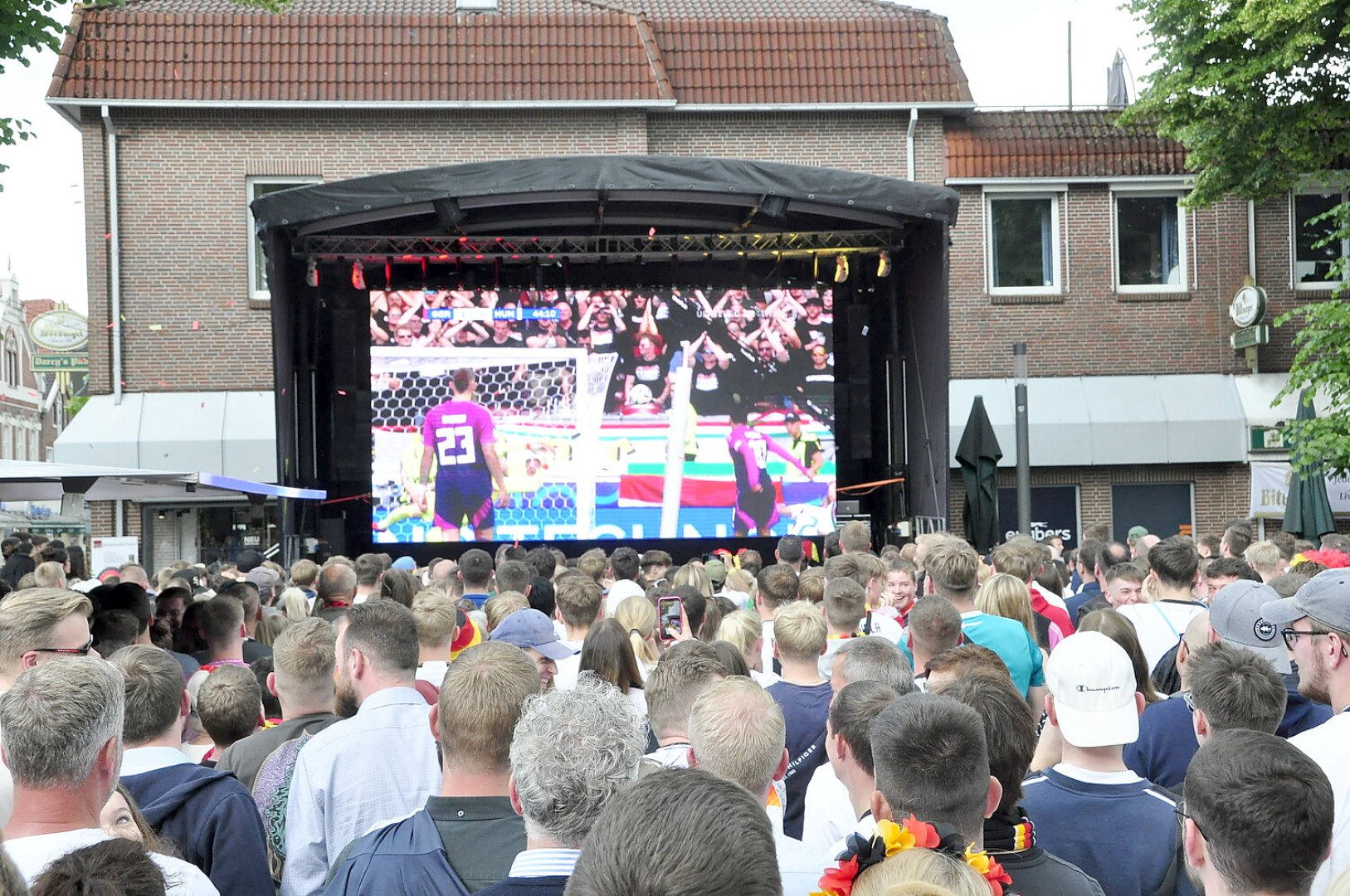 So feiern die Fans beim Public Viewing in Ostfriesland - Bild 25
