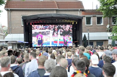 So feiern die Fans beim Public Viewing in Ostfriesland - Bild 25