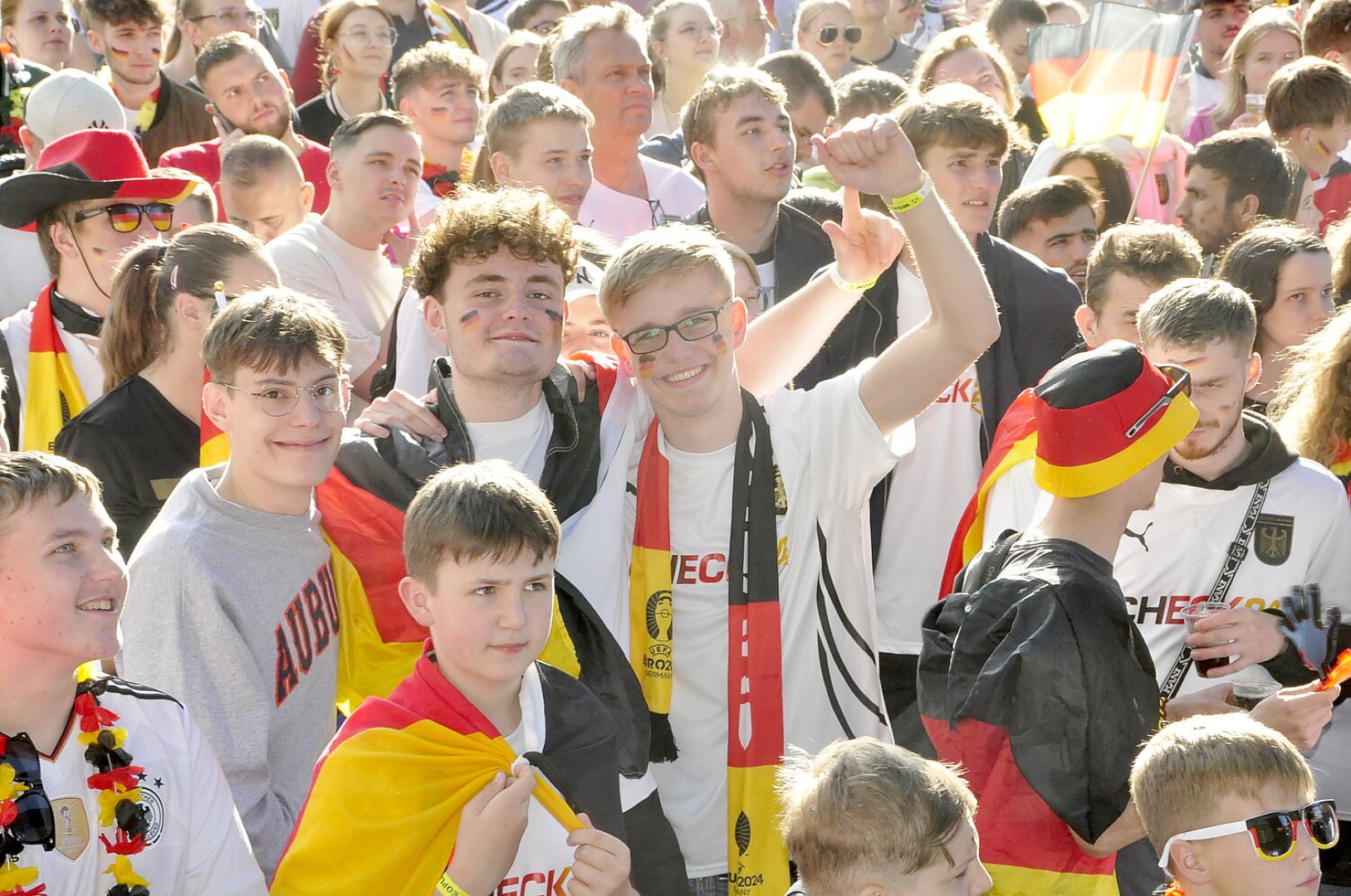 So feiern die Fans beim Public Viewing in Ostfriesland - Bild 27