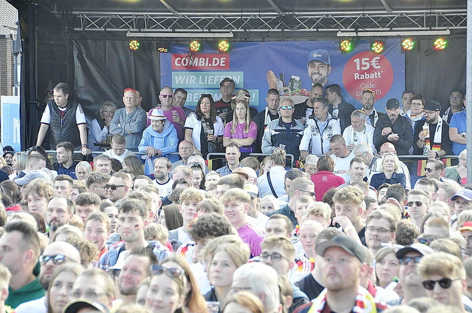 So feiern die Fans beim Public Viewing in Ostfriesland - Bild 28