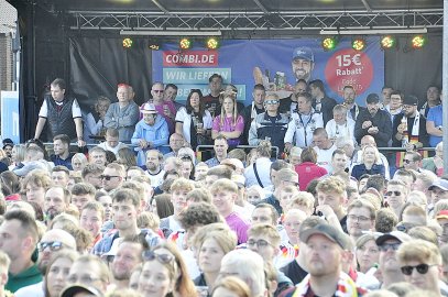 So feiern die Fans beim Public Viewing in Ostfriesland - Bild 28