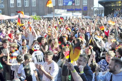 So feiern die Fans beim Public Viewing in Ostfriesland - Bild 29