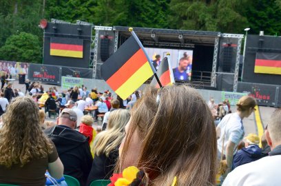 So feiern die Fans beim Public Viewing in Ostfriesland - Bild 30