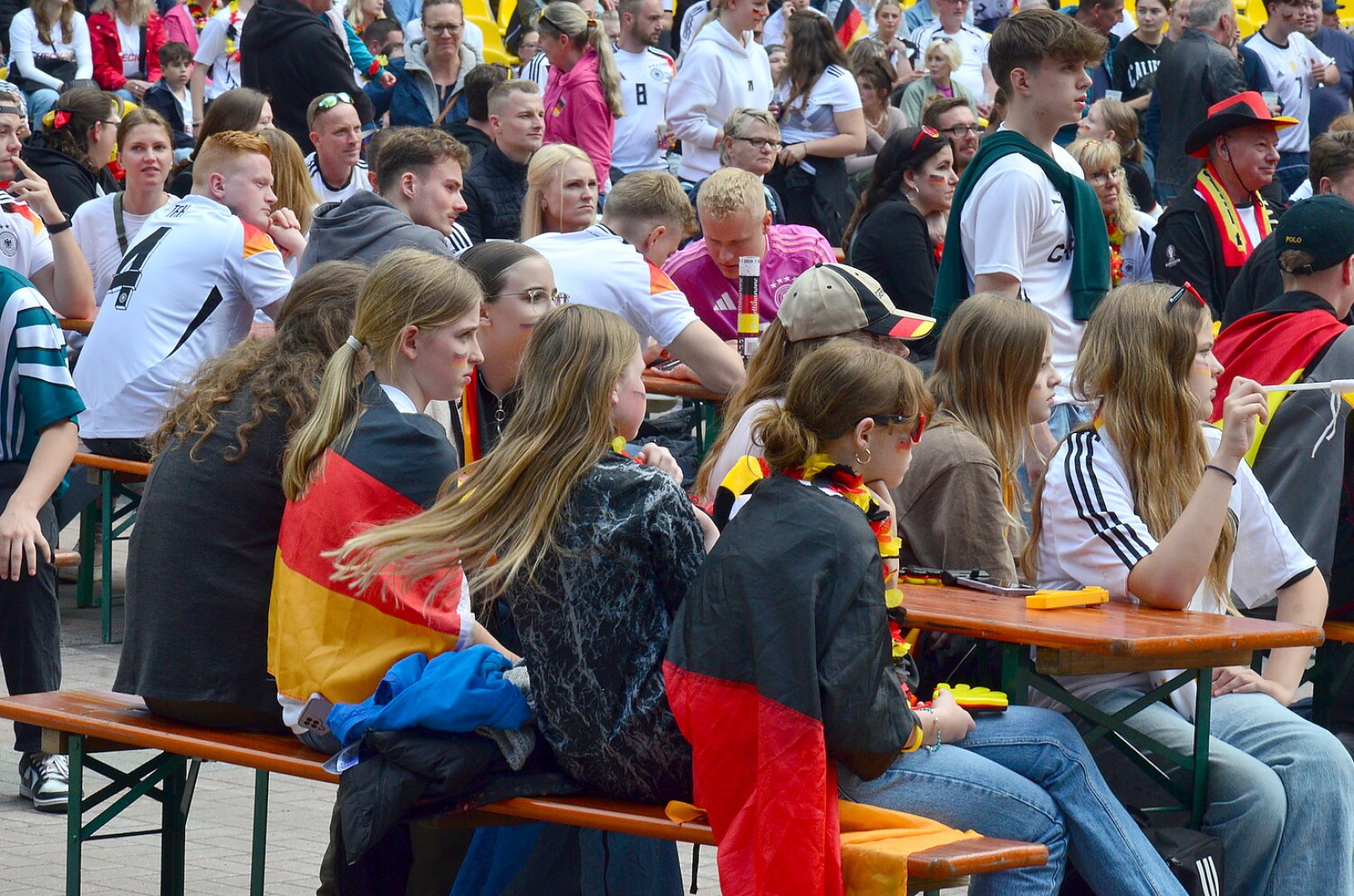 So feiern die Fans beim Public Viewing in Ostfriesland - Bild 32