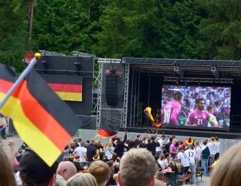 So feiern die Fans beim Public Viewing in Ostfriesland - Bild 34