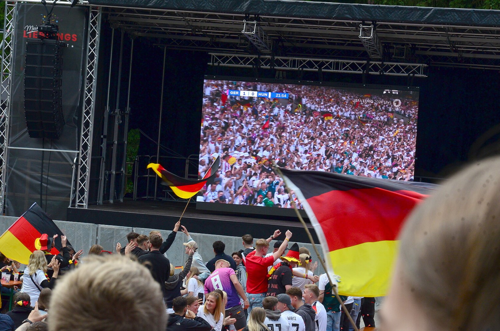 So feiern die Fans beim Public Viewing in Ostfriesland - Bild 35