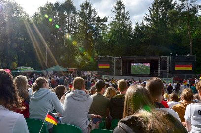 So feiern die Fans beim Public Viewing in Ostfriesland - Bild 36