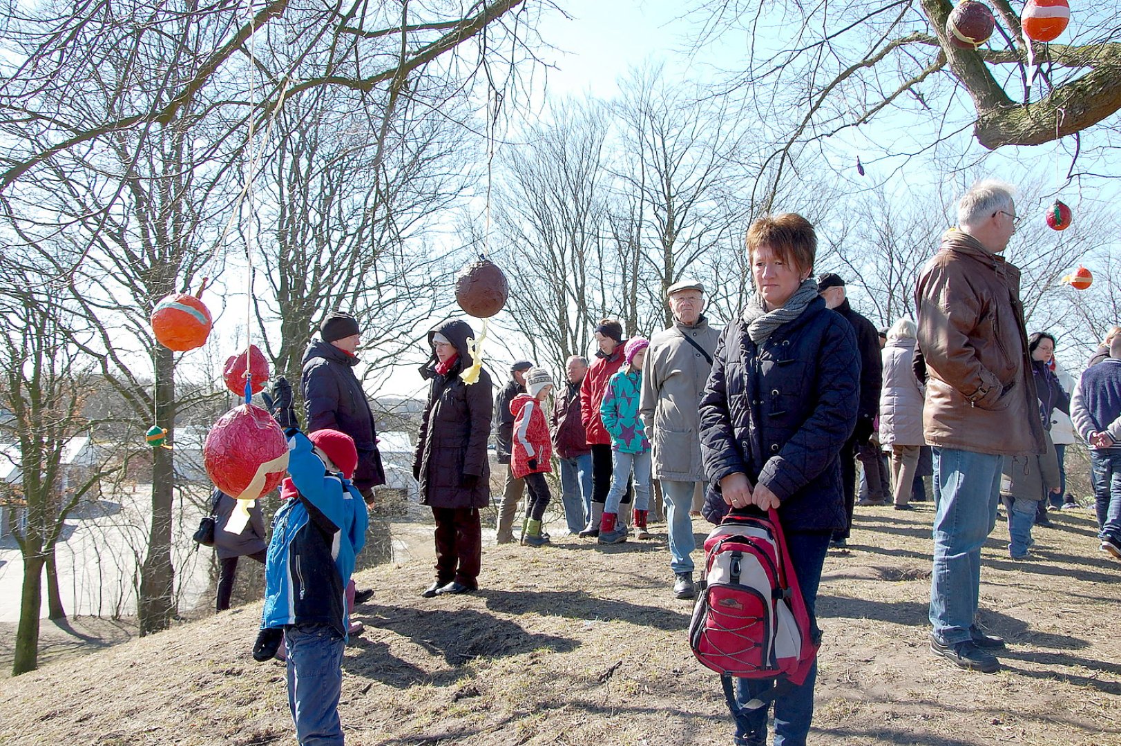 Lustige Spiele mit bunten Eiern - Bild 1