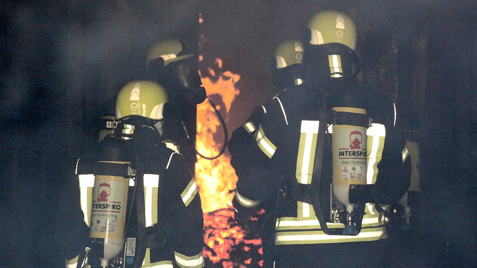 Reporterin geht mit der Feuerwehr Wiesmoor durchs Feuer - Bild 1