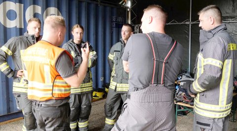Reporterin geht mit der Feuerwehr Wiesmoor durchs Feuer - Bild 2