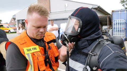 Reporterin geht mit der Feuerwehr Wiesmoor durchs Feuer - Bild 3