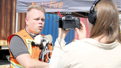Reporterin geht mit der Feuerwehr Wiesmoor durchs Feuer - Bild 4