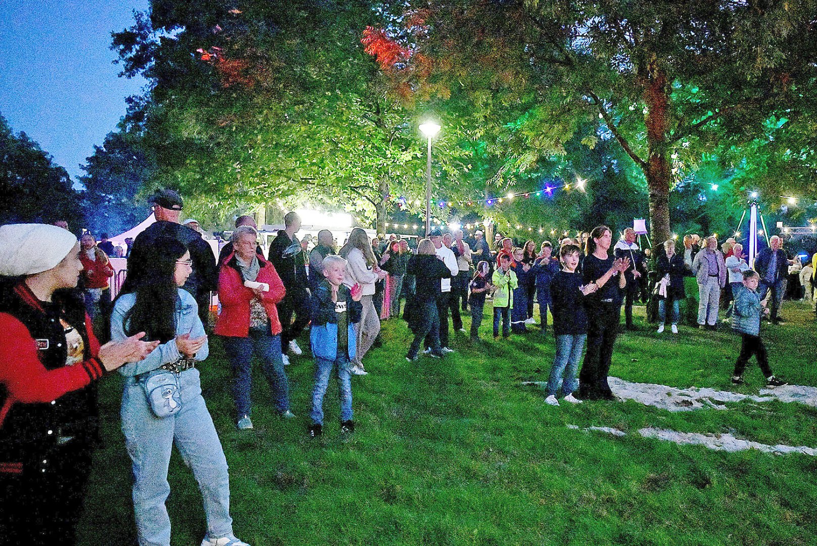 Flammen im Park fasziniert in Oldersum - Bild 12