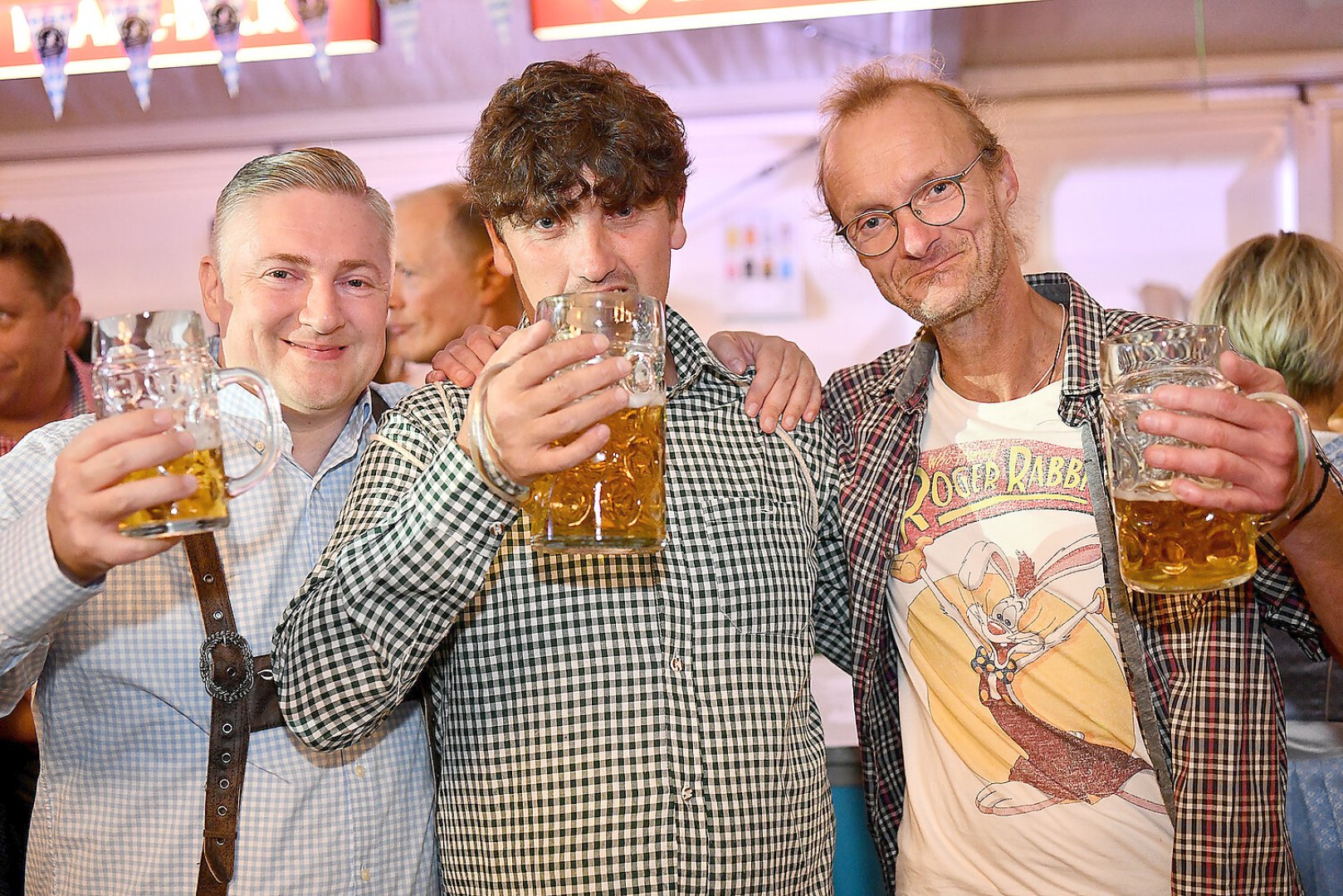 Stimmung bei Oktoberfest in Holtland steigt - Bild 125