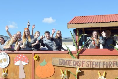 79 Wagen bei Ernteumzug in Völlenerkönigsfehn - Bild 95
