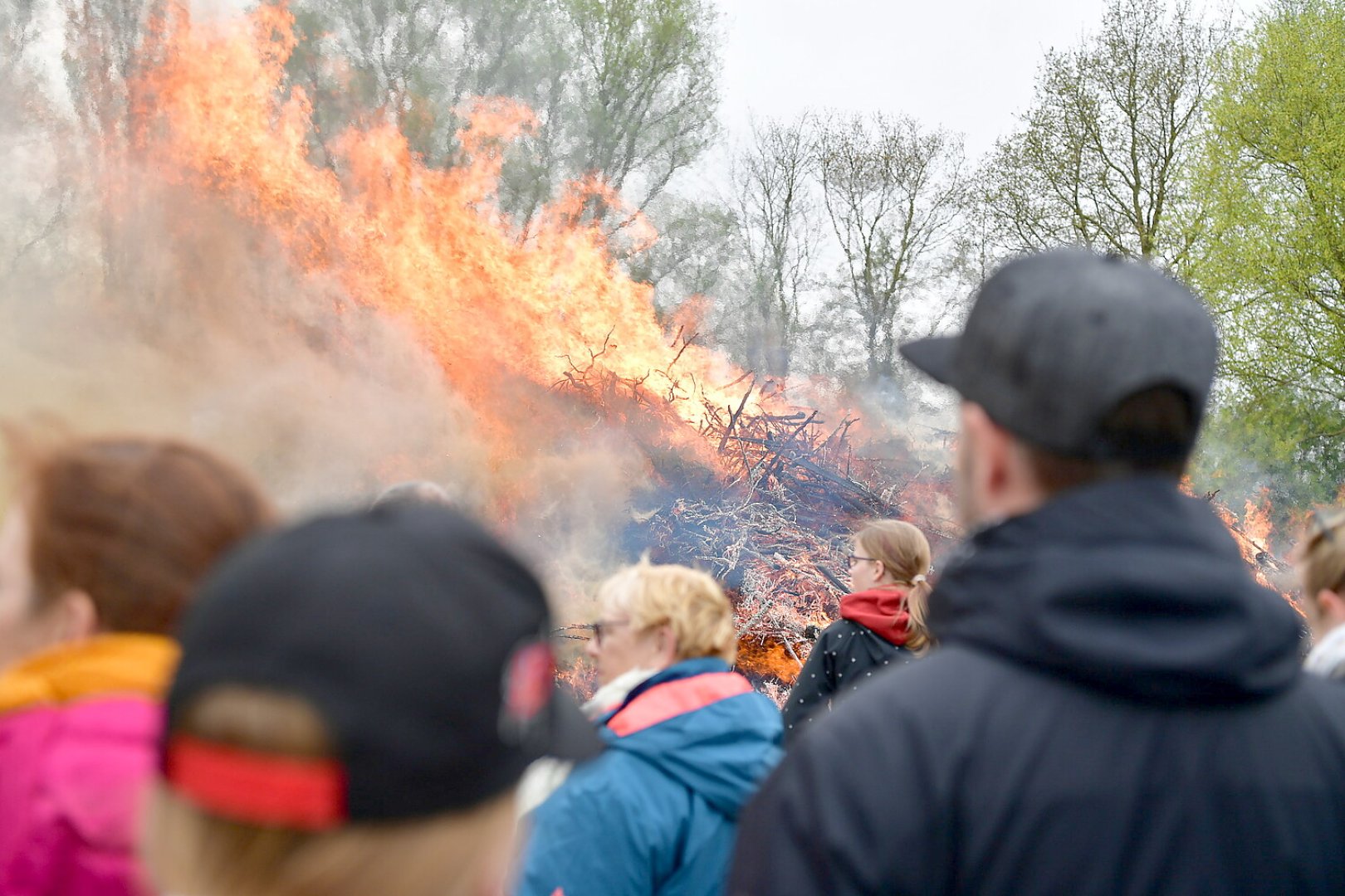 Osterfeuer in Greetsiel - Bild 1