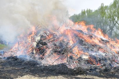 Osterfeuer in Greetsiel - Bild 2
