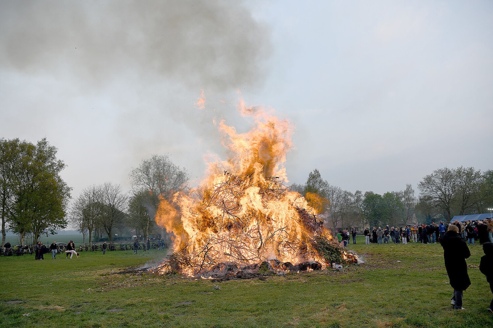Osterfeuer in Brinkum - Bild 1