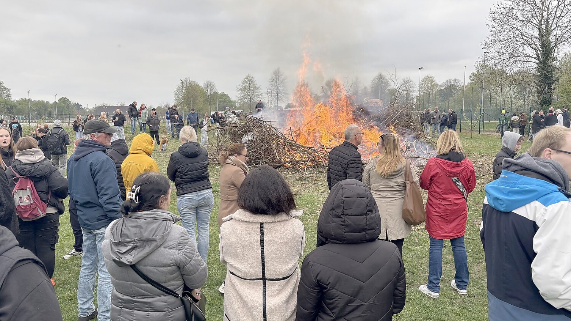 Osterfeuer in der Stadt Leer - Bild 1