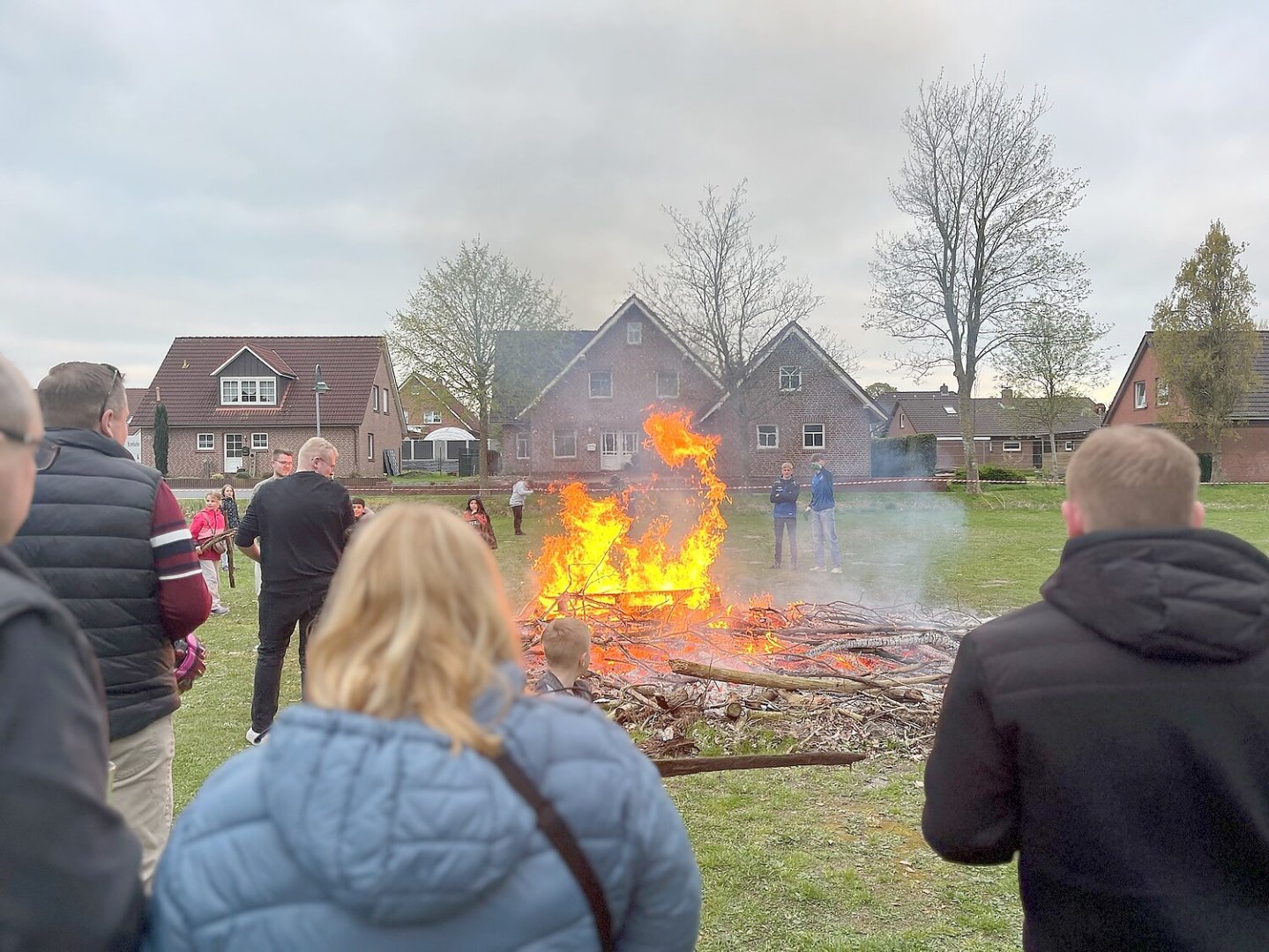 Osterfeuer in Holthusen - Bild 1