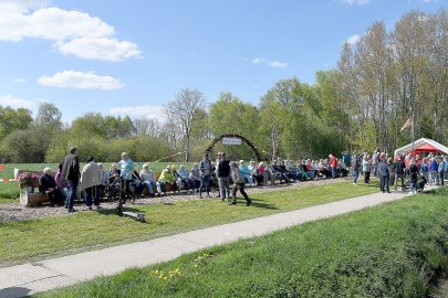 Längste Sitzbank in Jheringsfehn eingeweiht - Bild 2