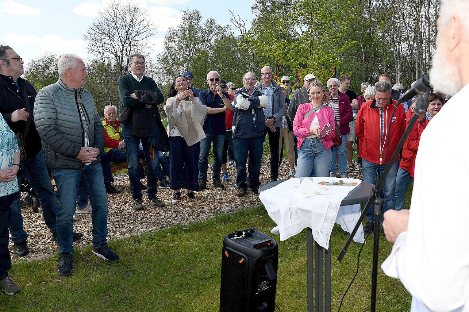Längste Sitzbank in Jheringsfehn eingeweiht - Bild 11