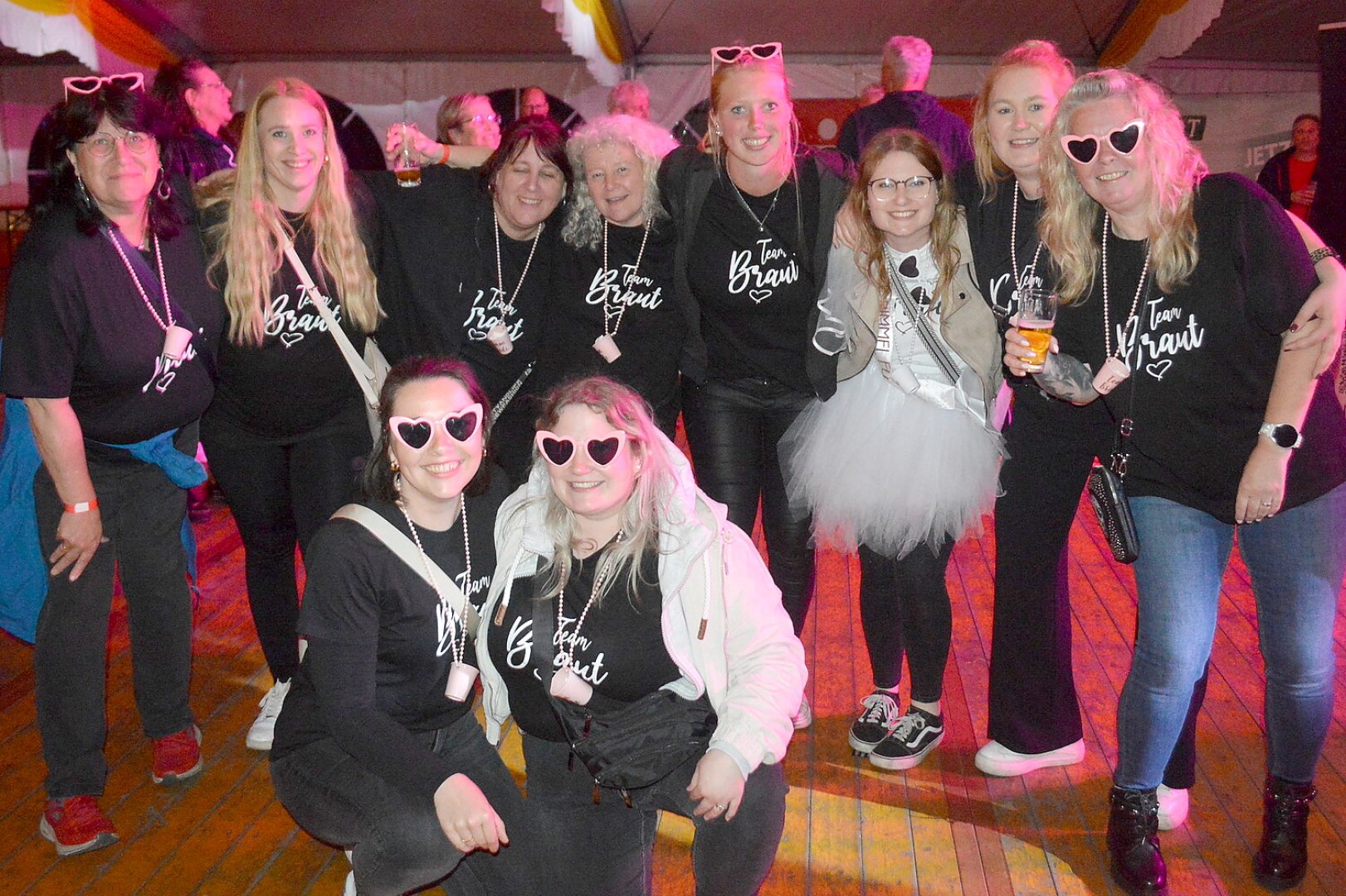 Zeltparty am Samstag in Flachsmeer - Bild 1
