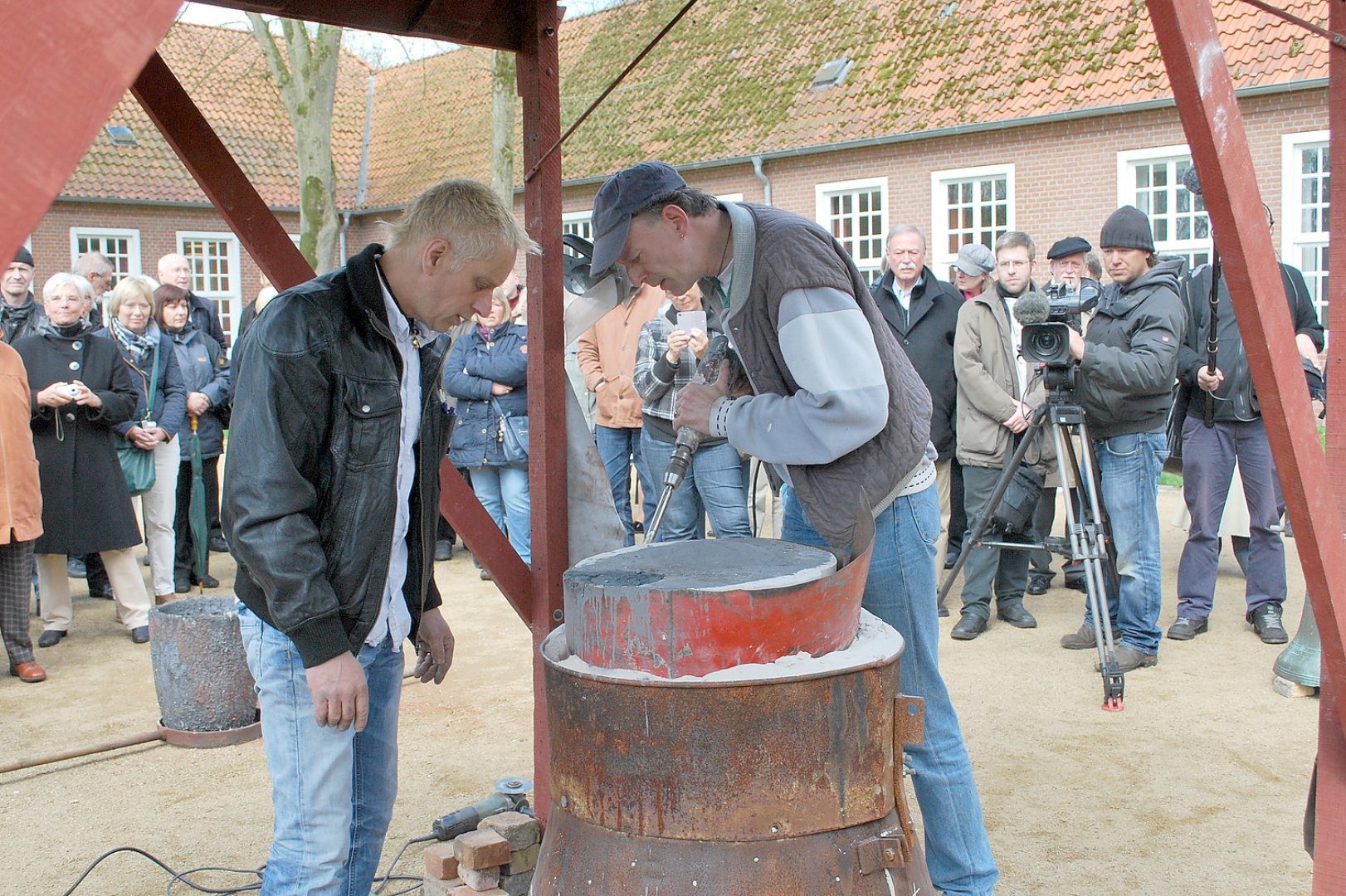 Leichte Geburt: Glocke wiegt 109 Kilo - Bild 1