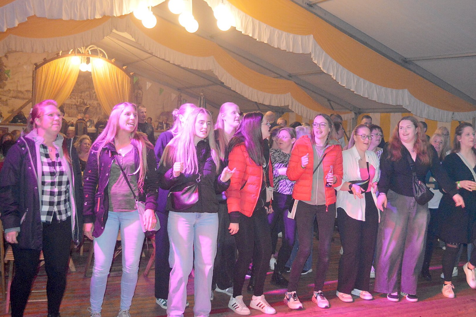„Happy Tones“ sorgt für beste Stimmung in Völlenerfehn - Bild 1