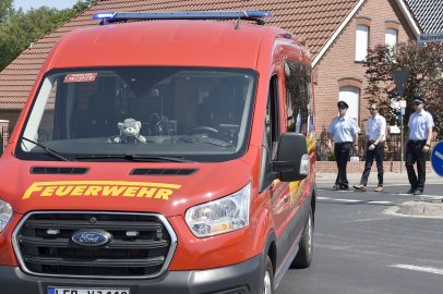 Neues Feuerwehrhaus in Jheringsfehn - Fotos der Feier  - Bild 2