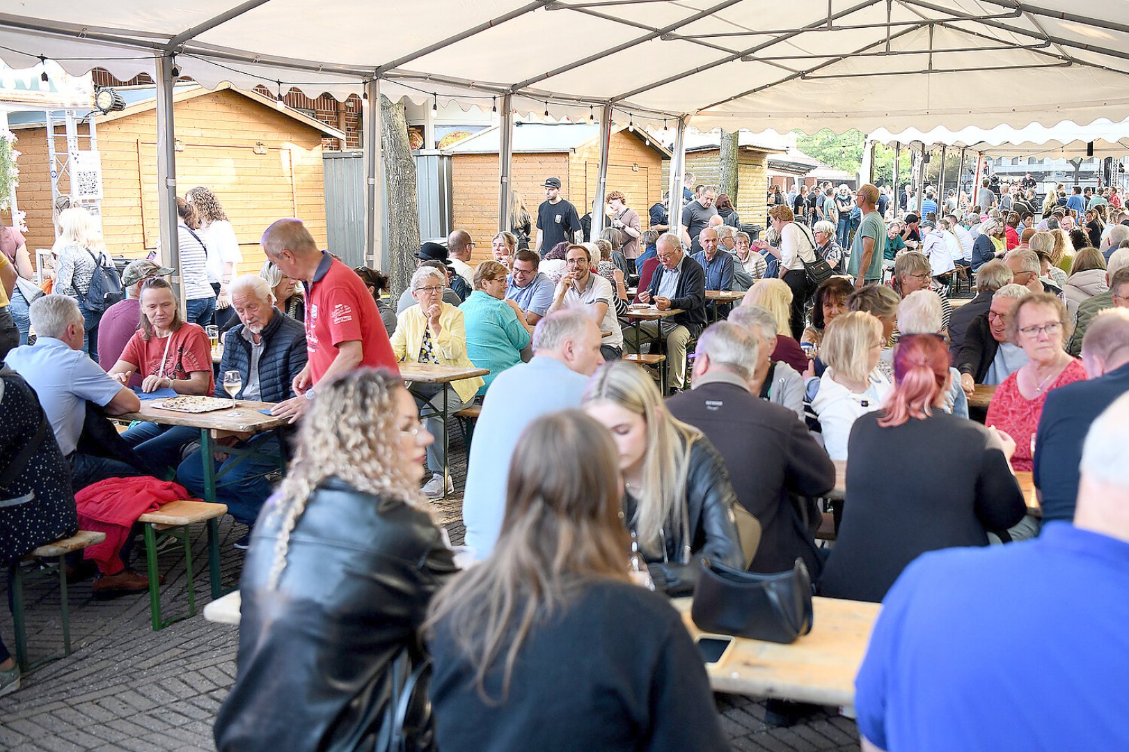 Sommerabend am Rathaus Moormerland - Bild 1