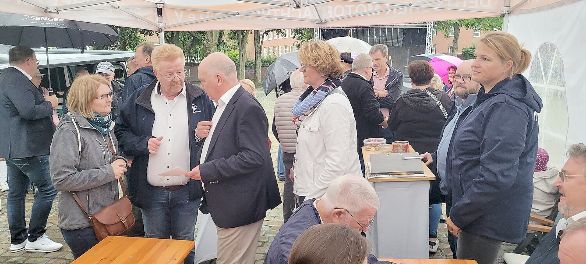 Leer Maritim - Tourenskipper machen im Hafen fest - Bild 1