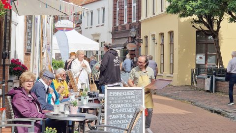 Kunsthandwerkermarkt in der Leeraner Altstadt Lockte Besuchermassen an - Bild 3
