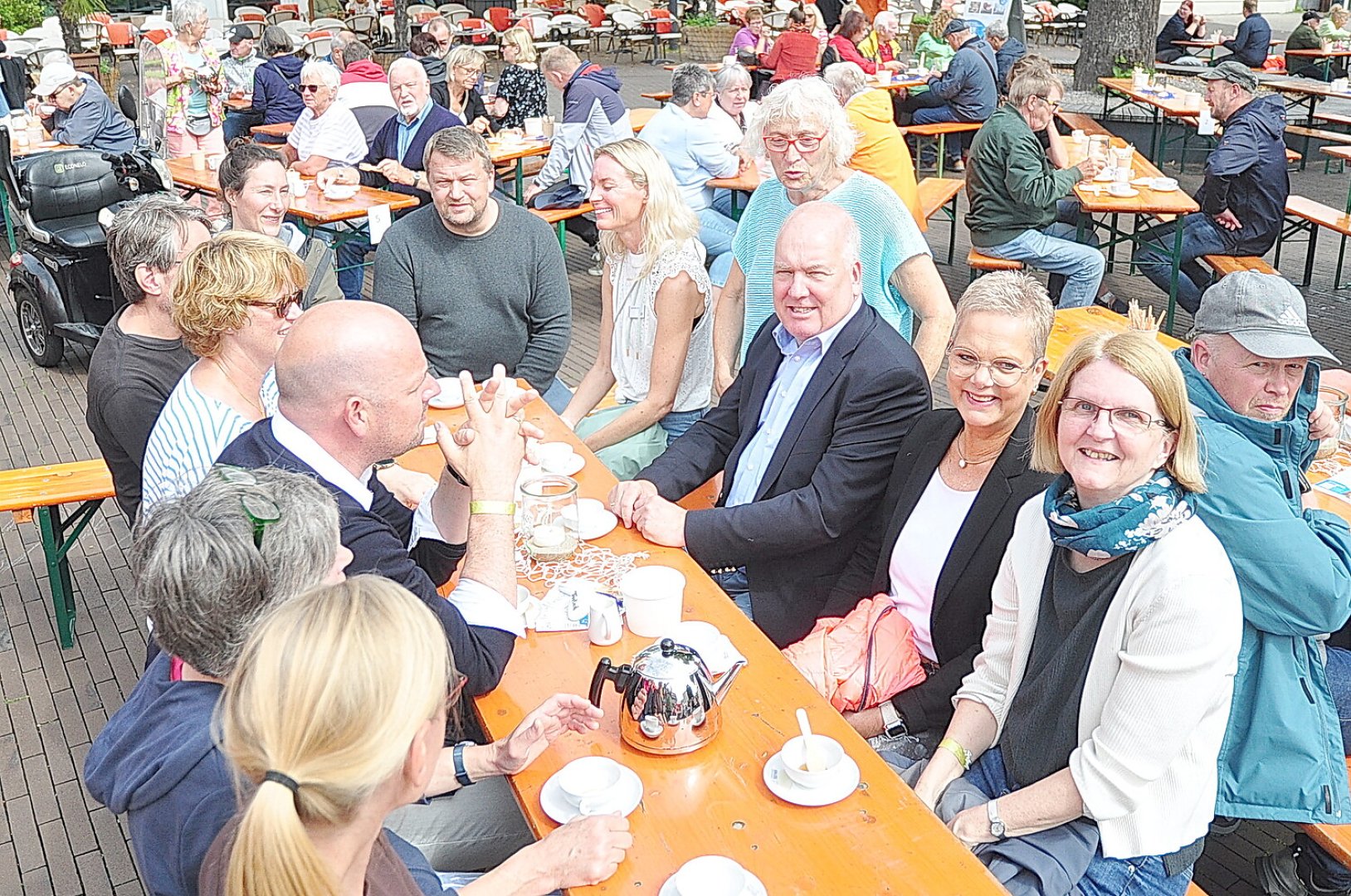 Größte Teetafel in der Stadt Leer lockte hunderte Gäste an - Bild 1