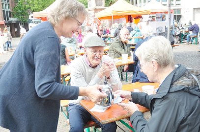 Größte Teetafel in der Stadt Leer lockte hunderte Gäste an - Bild 4