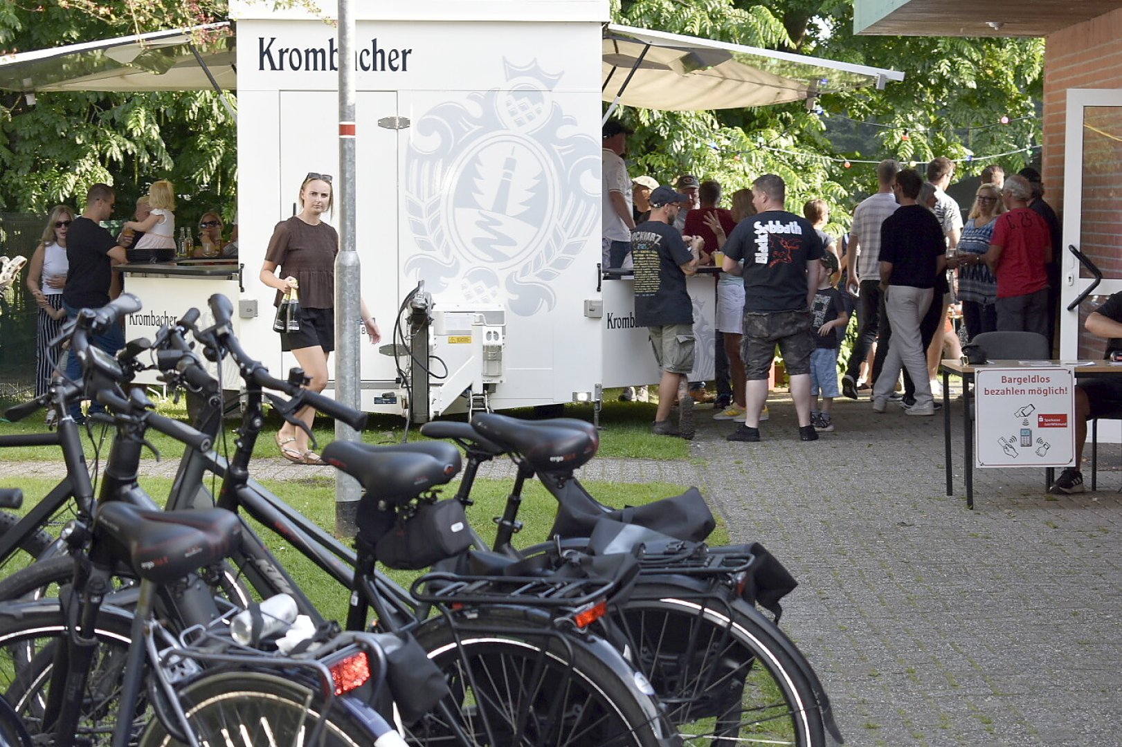 Bingum feiert ausgelassen das Bierfest - Bild 1