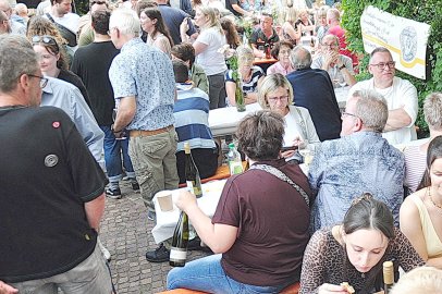Wein und Sonne überzeugen - Die Bilder vom Weinfest-Sonnabend - Bild 2