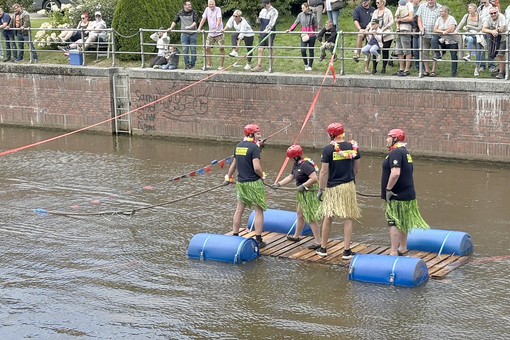 Erstes Floß-Tauziehen in Hinte - Bild 4