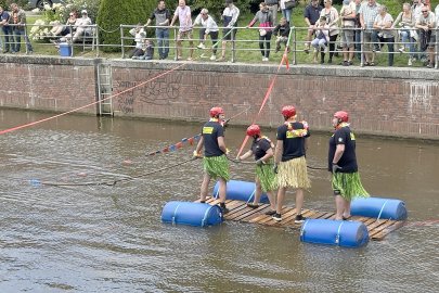 Erstes Floß-Tauziehen in Hinte - Bild 4