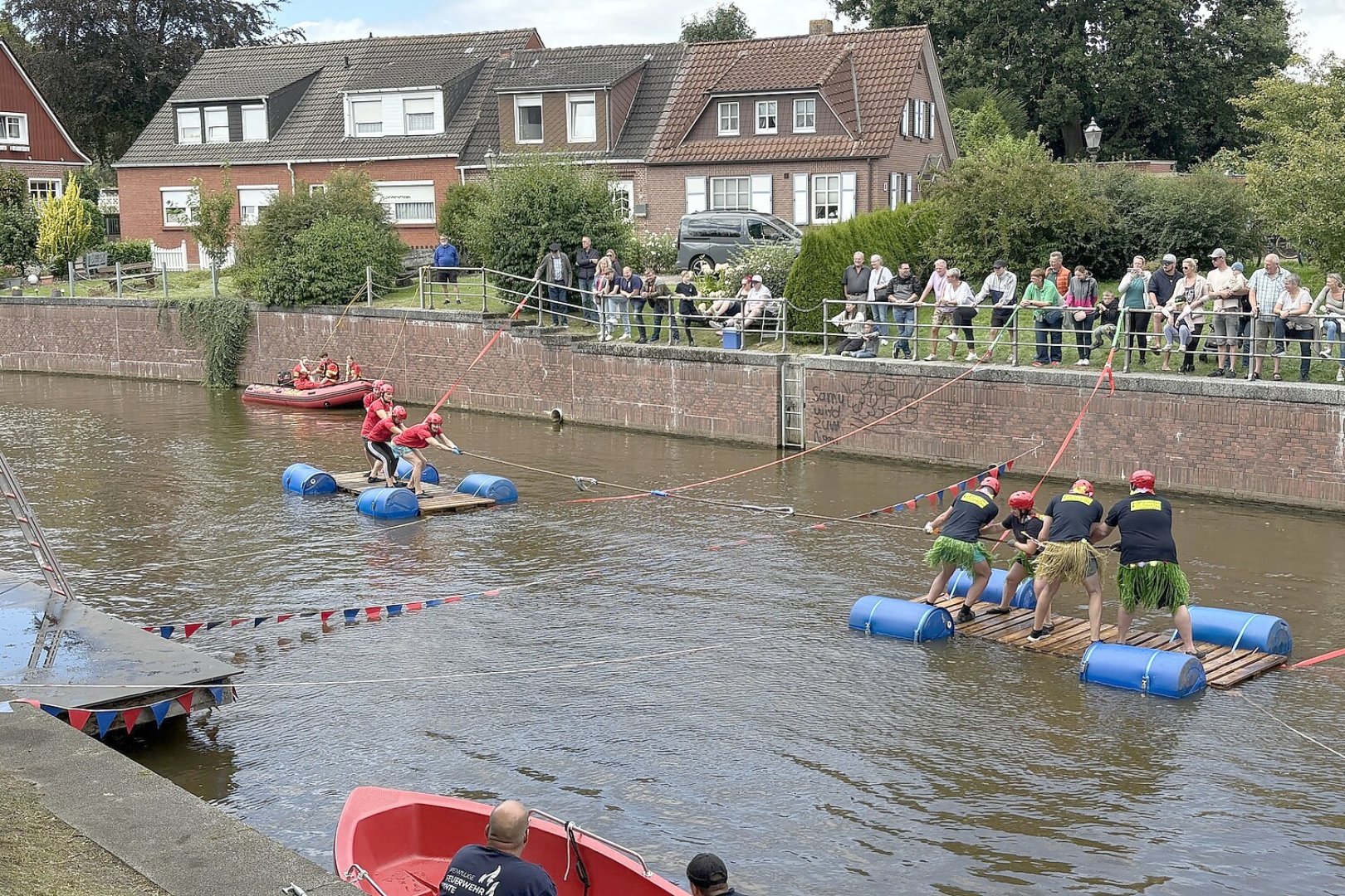 Erstes Floß-Tauziehen in Hinte - Bild 8