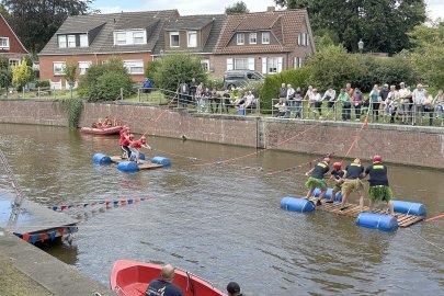 Erstes Floß-Tauziehen in Hinte - Bild 8